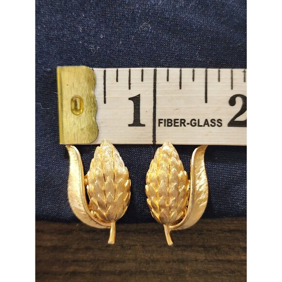 Vintage Signed Crown Trifari Brushed Gold tone Wheat Clip On Earrings Pinecone - Picture 6 of 11